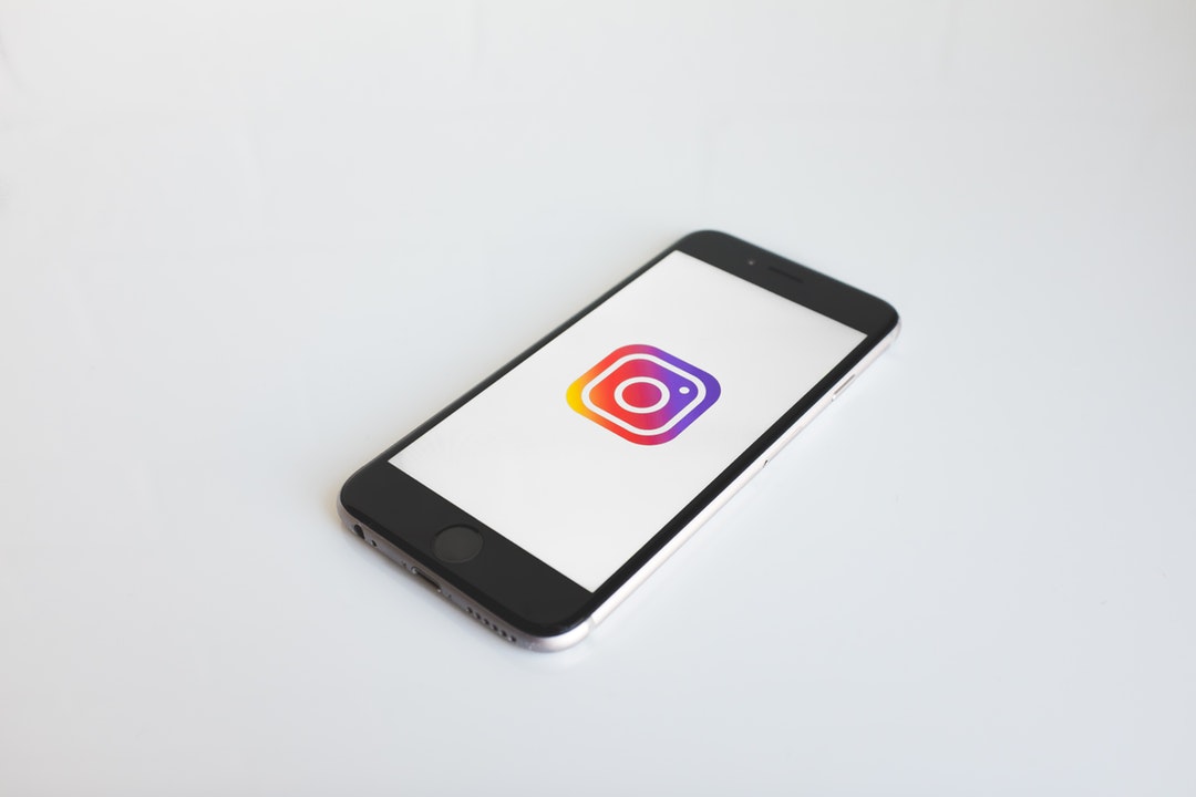 インスタグラムアイコンとiPhone