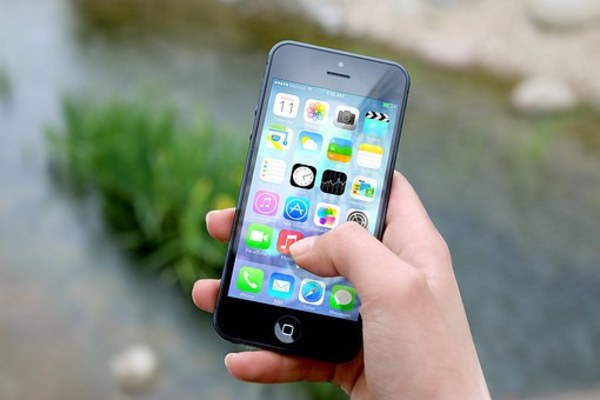 iPhoneロック画面の時計表示の位置・大きさ・色を変更する方法を解説！のイメージ